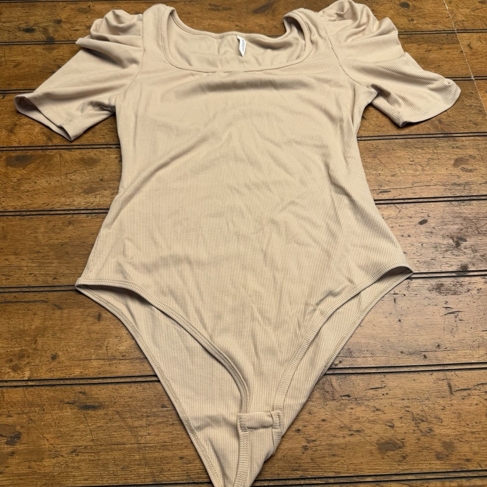 Missufe Miss You Forever Beige‎ Small ribbed Cute Puff Shoulder sleeves bodysuit